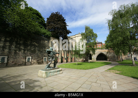 Stadt von Nottingham, England. Die James Woodford geformt, Robin Hood-Statue, die in der Nähe von Nottingham Castle steht. Stockfoto