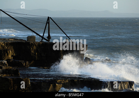 Stürmischer See bei Portland Bill, mit Bootskran Stockfoto