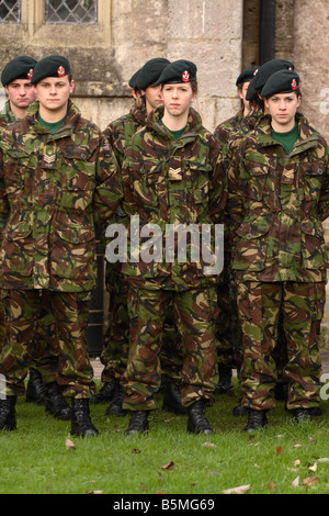 CCF Combined Cadet Force junge Teenager männliche und weibliche Kadetten Parade an einem Sonntag Poppy Gedenktag-service Stockfoto