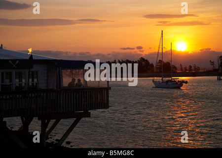 Das Boot Schuppen Restaurant und die Yacht bei Sonnenuntergang Nelson Südinsel Neuseeland Stockfoto