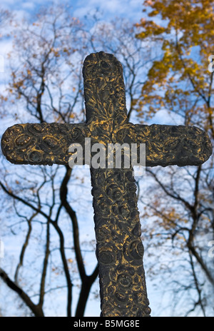Goldenes Kreuz am Grab in Alexander Nevsky Lavra geschmiedet Stockfoto