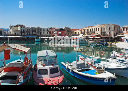 Venezianische Hafen mit bunten Fischerbooten in Rethymno Kreta Griechenland September 2008 Stockfoto
