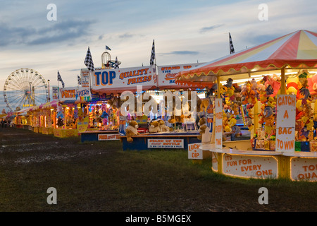 Spiel-Stände und Fahrgeschäfte auf einer Kirmes (speziell bei der Hopfengaben Jahrmarkt auf Newcastle Stadt Moor) Stockfoto