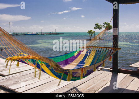 CAYE CAULKER, BELIZE - Hängematte auf dock vom karibischen Meer. Stockfoto