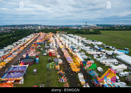 Blick hinunter auf eine weitläufige Kirmes (speziell bei "The Hopfengaben" Jahrmarkt auf Newcastle Stadt Moor) Stockfoto