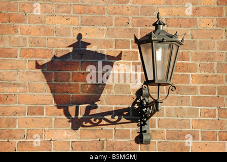Alte Straße Laterne auf eine Mauer Stockfoto