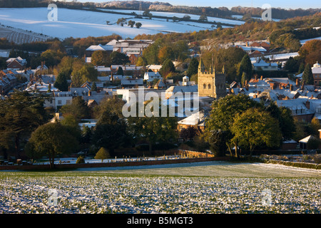 St. Marys Kirche Old Amersham und Friedhof in unübliche frühen Herbst Schnee an der ersten Ampel zeigt sonnenbeschienenen Turm getroffen Stockfoto