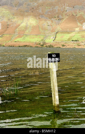 Kein Parkplatz Zeichen in überfluteten See Wastwater englischen Lake District Stockfoto