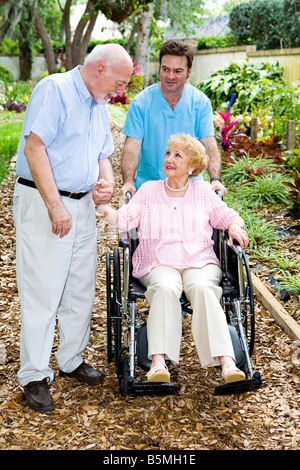 Liebevoller senior Ehemann besucht seine Frau mit Alzheimer-Krankheit im Pflegeheim Stockfoto