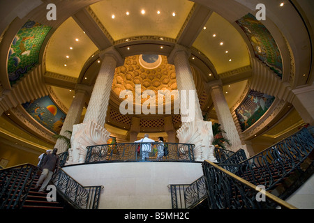 Die Lobby des berühmten Atlantis Hotel auf Paradise Island, angrenzend an Nassau Bahamas Stockfoto