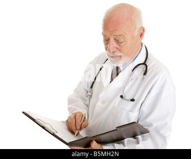 Schöne Reife Arzt machen Notationen in einem Diagramm Patienten isoliert auf weiß Stockfoto