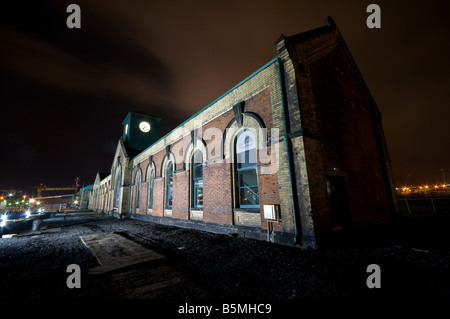 Thompsons Pump House, Thompsons Graving Dock, Belfast, in der Nacht.  Harland und Wolff Krane im Hintergrund Stockfoto