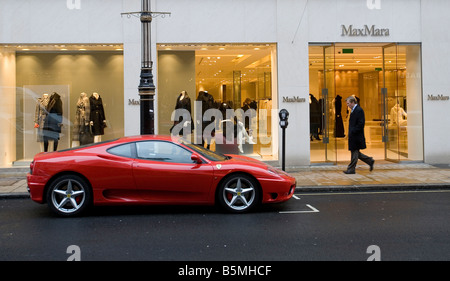 Ferrari geparkt new bond street London England Großbritannien UK Stockfoto