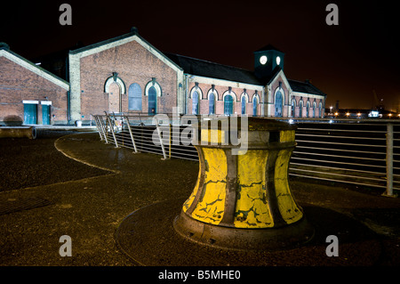 Ankerwinde außerhalb Thompsons Pumpenhaus, Thompsons Graving Dock, Belfast, bei Nacht. Stockfoto