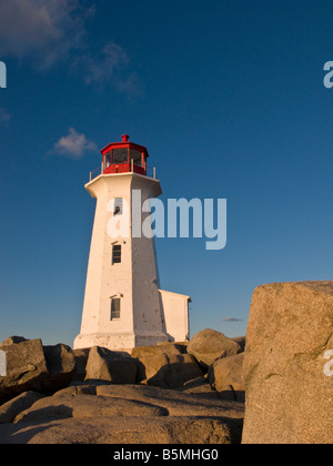 Der Leuchtturm bei Peggy s Cove Nova Scotia Kanada mit Sedimentgesteinen bei Sonnenuntergang auf der St. Margarets Bay St. Margarets bay Stockfoto