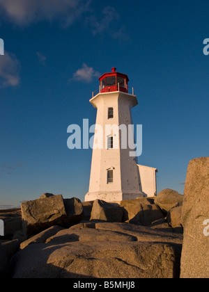 Der Leuchtturm bei Peggy s Cove Nova Scotia Kanada mit Sedimentgesteinen bei Sonnenuntergang auf der St. Margarets Bay St. Margarets bay Stockfoto