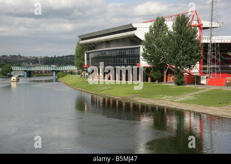 Stadt von Nottingham, England. Nottingham Forest Football Club NFFC Stadion Meadow Lane, am Ufer des Flusses Trent. Stockfoto