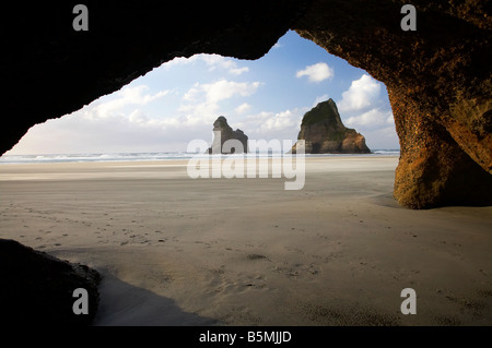 Meereshöhle und Torbogen Inseln Wharariki Beach in der Nähe von Cape Farewell North West Nelson Region Südinsel Neuseeland Stockfoto