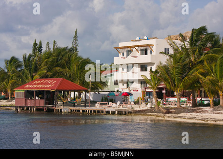 CAYE CAULKER, BELIZE - Hotels und Palmen am Strand Stockfoto