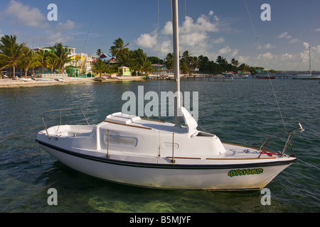 CAYE CAULKER BELIZE Segelboot vor Anker in der Nähe von Strand Stockfoto