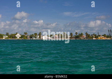 CAYE CAULKER BELIZE Waterfront Hotels zeigen Häuser und Palmen Stockfoto