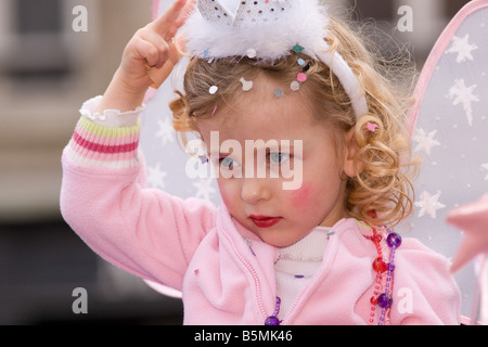 kleines Mädchen, gekleidet in Rosa Engel während des Karnevals in Bordeaux, Frankreich Stockfoto