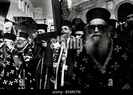 Griechisch-orthodoxen Priester gehen Sie die Via Dolorosa, die Kennzeichnung der Stationen des Kreuzes während der Karwoche Jerusalem Israel Stockfoto