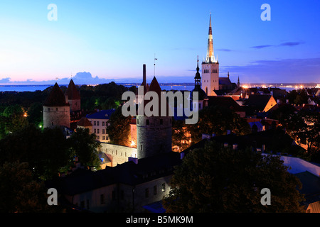 Panoramablick über die mittelalterliche Altstadt (die Burg auf dem Domberg, St. Olaf Kirche und anderen historischen Gebäuden von Tallinn, Estland Stockfoto