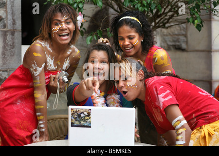 Indigenen australischen Mädchen spielen mit einer Computer-Kamera Stockfoto