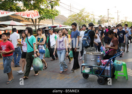 Shopper am großen Bekleidungsmarkt Chatuchak, Bangkok, Thailand Stockfoto