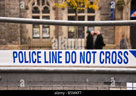 Police Line do not cross Tape aus Sperrung einer Straße nach einem Ereignis Stockfoto