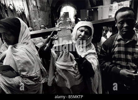 Pilger Fuß auf der Via Dolorosa, die Kennzeichnung der Kreuzweg in der Karwoche. Jerusalem, Israel Stockfoto