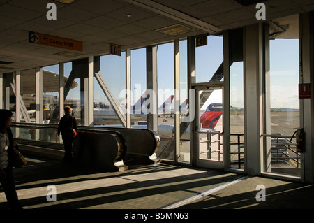 Interne Passagier Gehweg am JFK Flughafen New York Amerika USA Delta Unternehmen Boeing-Flugzeuge auf dem Vorfeld des terminal 3 Stockfoto