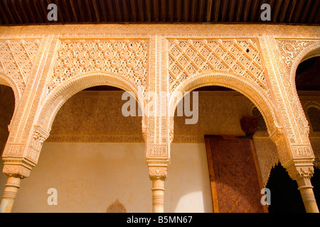 Gewölbte Stege der Patio de los Leones (Patio der Löwen) in La Alhambra in Granada, Spanien. Stockfoto