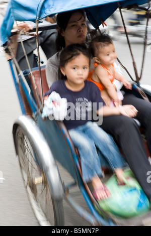 Cyclo-Fahrer Transport von Kindern in Kambodscha Phnom Penh Stockfoto