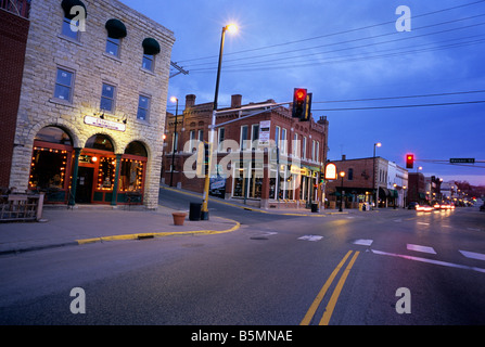 HAUPTSTRAßE DES HISTORISCHEN STILLWATER, MINNESOTA AUF ST. CROIX RIVER. FRÜHEN FRÜHLINGSMORGEN. Stockfoto