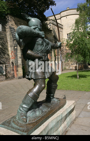 Stadt von Nottingham, England. Die James Woodford geformt, Robin Hood-Statue, die in der Nähe von Nottingham Castle steht. Stockfoto