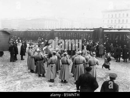 8 1914 0 0 A4 2 Troop Transport Militärkapelle WWI Truppentransporter bei einem Berlin-Train station eine Militärkapelle spielt bei der nunmehr Stockfoto