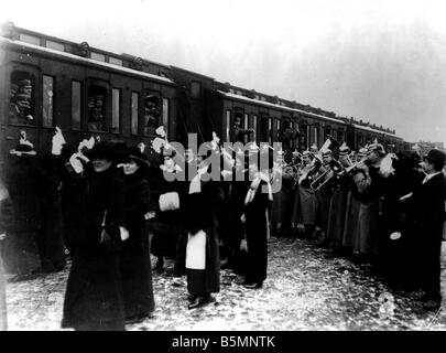 8 1914 0 0 A4 3 Abschied von Reservist transportieren 1914 Berlin 1914 World War I Abschied von Reservisten nach vorne in einem B Stockfoto