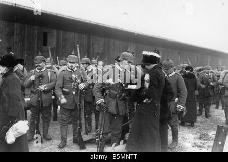 8 1914 0 0 A4 7 Soldaten Abschied Abschied von Berlin 1914 Weltkrieg 1914-18 Berlin Soldaten vor der Dep-Arture einer Re Stockfoto