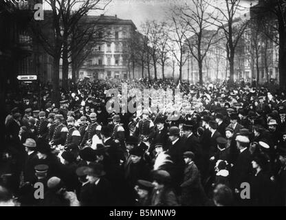 8 1914 8 0 A4 2 Berlin Mobilmachung 1914 Foto Erster Weltkrieg Mobilisierung August 1914 Freiwilligen Armee auf ihrem Weg nach der Statio Stockfoto