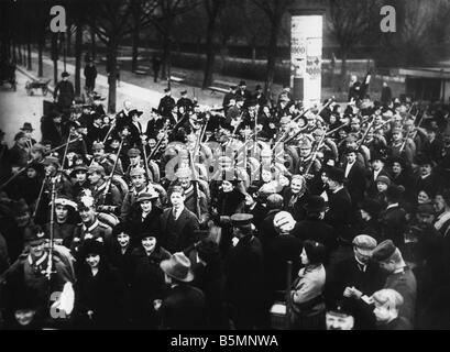 8 1914 8 0 A4 3 Berlin Mobilmachung 1914 Foto Geschichte Welt WarI Mobilisierung August 1914 Krieg Freiwilligen in Berlin unterwegs. Stockfoto
