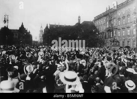 8 1914 8 1 A3 10 E Kaiser Wilhelm Outbreak der Krieg 1914 Weltkrieg Mobilisierung am 31. Juli 1914 in Berlin Menschenmassen vor der Stockfoto