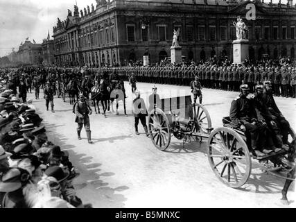 8 1914 9 2 A1 1 E WWI Parade auf dem Zeughaus verdirbt des Krieges Weltkrieg Parade der Truppen mit Präsentation von Kriegstrophäen und Bo Stockfoto