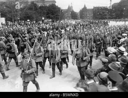 8 1914 9 2 A1 3 territoriale Reserve Truppen Berlin 1914 Weltkrieg 1914-18 Berlin Truppe Parade mit Präsentation von Kriegstrophäen Stockfoto