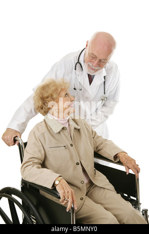 Behinderte ältere Frau vertraut ihre Reife Art Arzt isoliert auf weiß Stockfoto