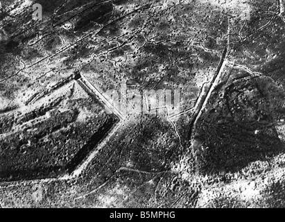 9 1916 10 24 A1 2 E Douaumont nach Rückeroberung 1916 Erster Weltkrieg 1914-18 1 Western Front Schlacht um Verdun 1916 Luftaufnahme der Familienbesuch Stockfoto