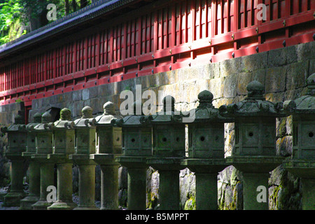 Einer Reihe von Stein Garten Laternen bei Nikko geschichtliches Nikko Tochigi Japan Stockfoto