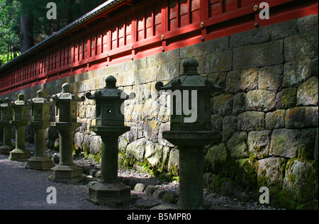 Einer Reihe von Stein Garten Laternen bei Nikko geschichtliches Nikko Tochigi Japan Stockfoto