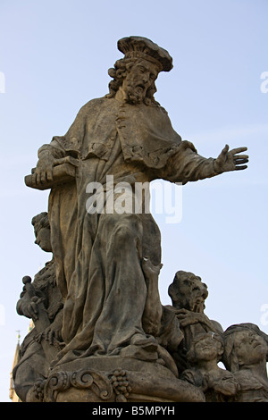 Statue von St. Ivo auf der Karlsbrücke an der Moldau, Prag Tschechische Republik Stockfoto